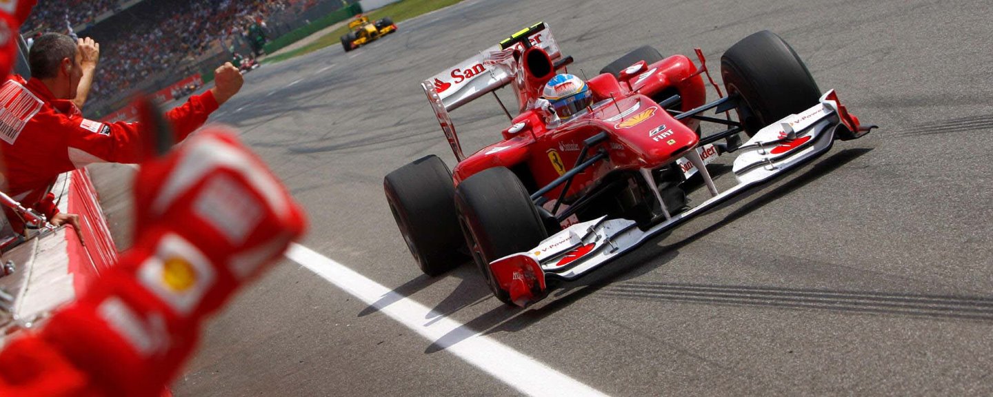 En röd Ferrari med Santander logotyp på F1 banan.