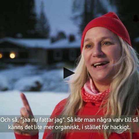 Ann Söderlund i skidutrustning och rosor på kinderna säger: Och så, "Ja nu fattar jag." Så kör man några varv till så känns det lite mer organiskt, i stället för hackigt.