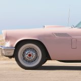 Framdelen på en rosa veteranbil