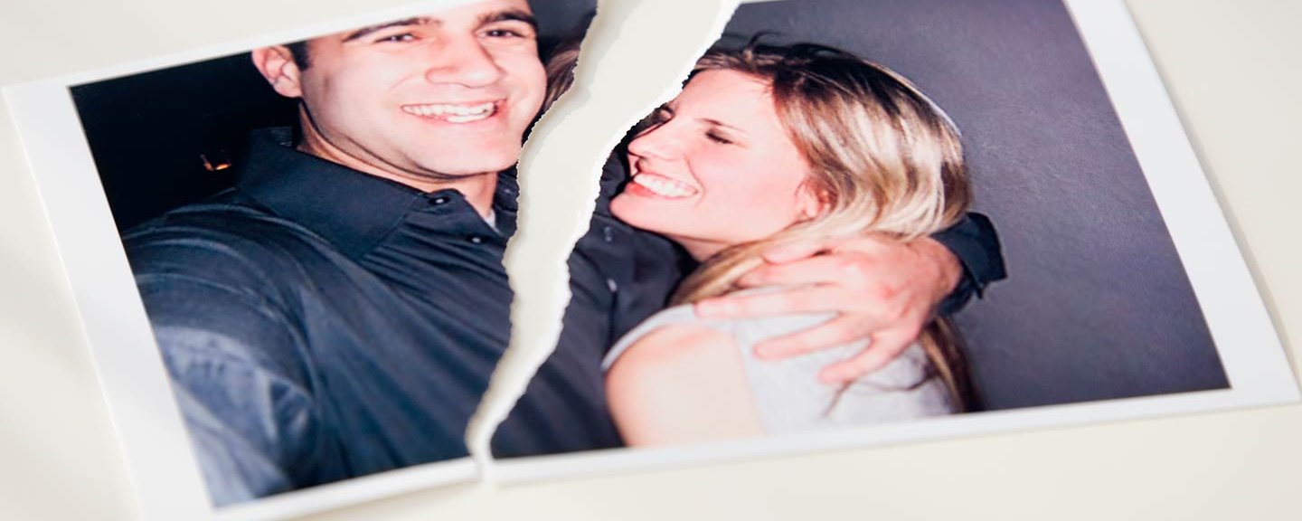 Ett iturivet foto av ett par som ser lyckliga ut