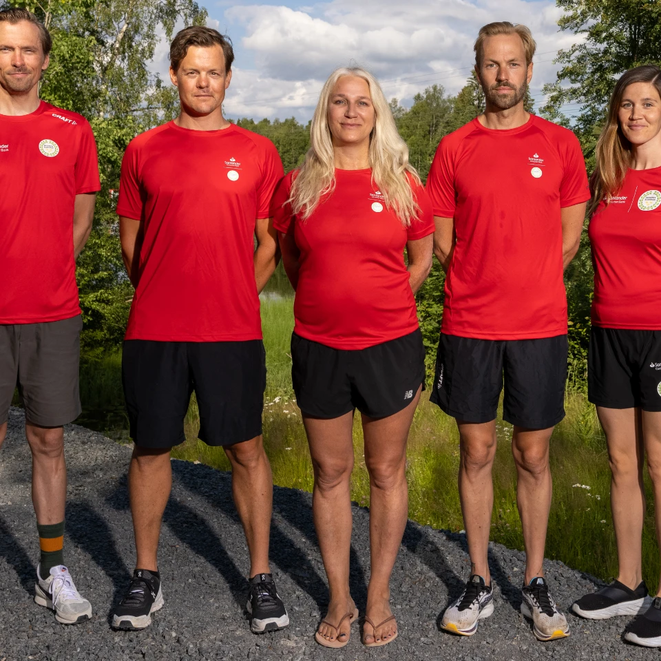 Deltagarna och mentorerna i Min klassiker säsong 3, uppradade och iklädda röda Santander t-shirts