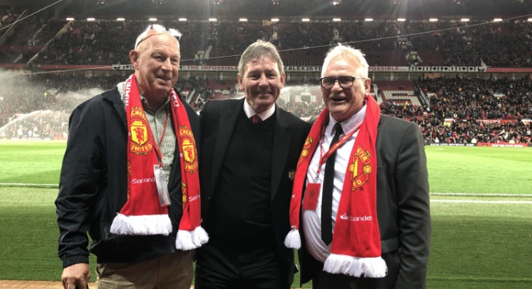 Matz ”Kolis” Pettersson, Bryan Robson och Nisse Larsson på pitch side.