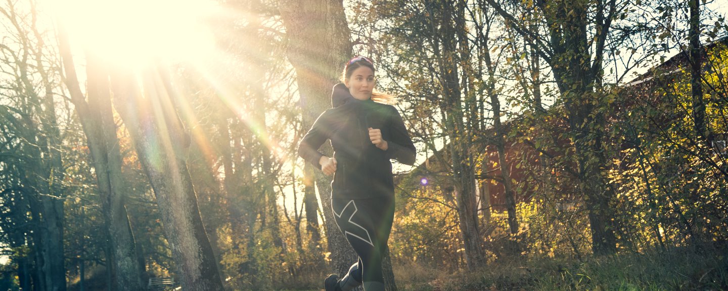 Annie Thorén springer en höstdag med solen i ryggen.