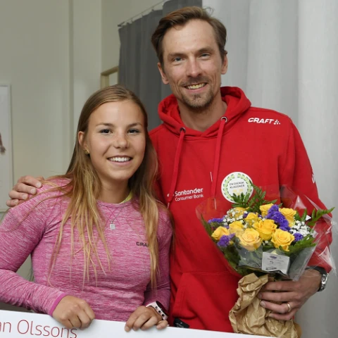 Johanna Hagström tar emot pris av Johan Olsson