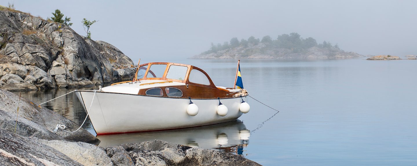 Förtöjd motorbåt i Stockholms skärgård